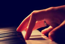 利兹联收获关键胜利，保级压力减轻