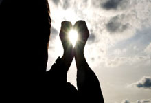 利兹联收获关键胜利，保级压力减轻